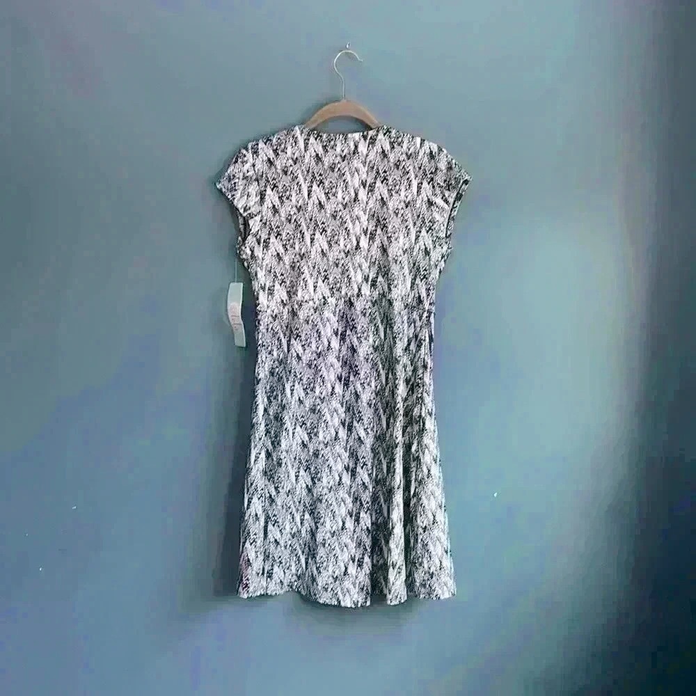 Lola black and white short sleeve lightweight dress women’s size medium NWT - Picture 5 of 5